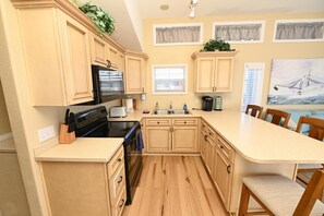 Full-sized fridge, microwave, oven, stovetop