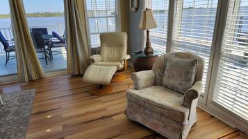 Télévision, lecteur de DVD, médiathÚque, vidéothÚque