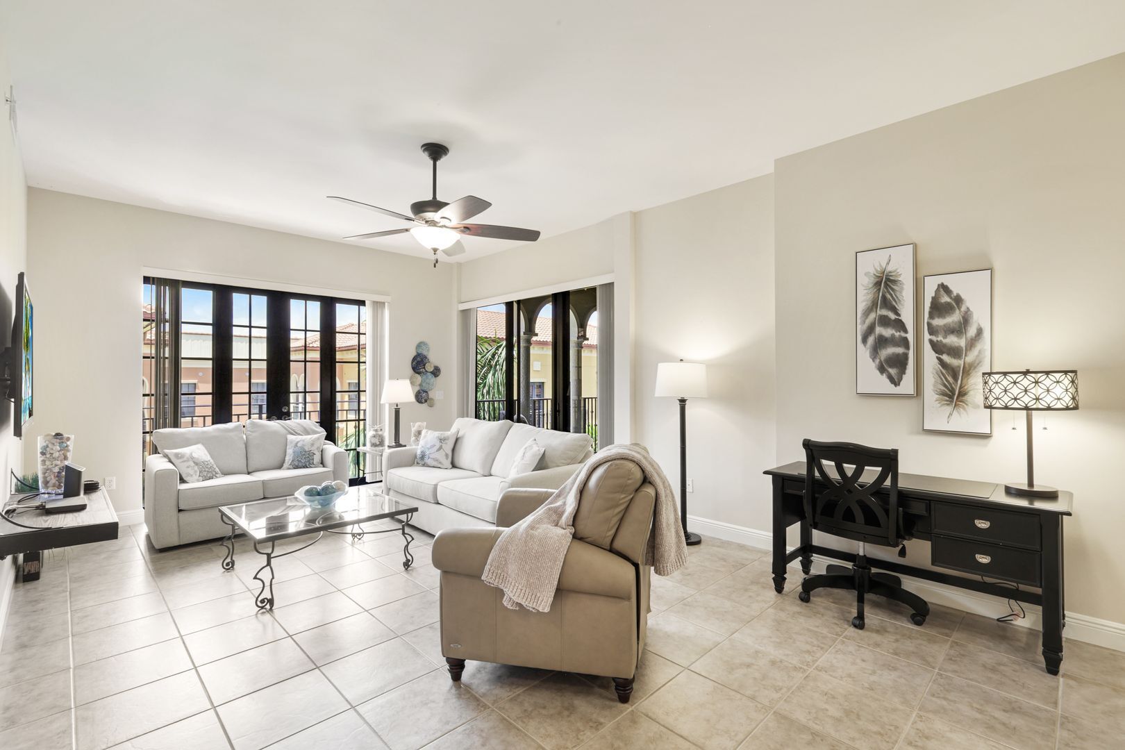 *JUST LISTED* Newly Furnished TOP FLOOR 2/2 Rental Overlooking 