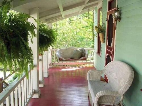Experience Downtown in Cottage Downtown Eureka Springs 
