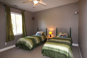 3 bedrooms, iron/ironing board, free WiFi, bed sheets - Home in park like setting with 3 acre lake . (La Grange)