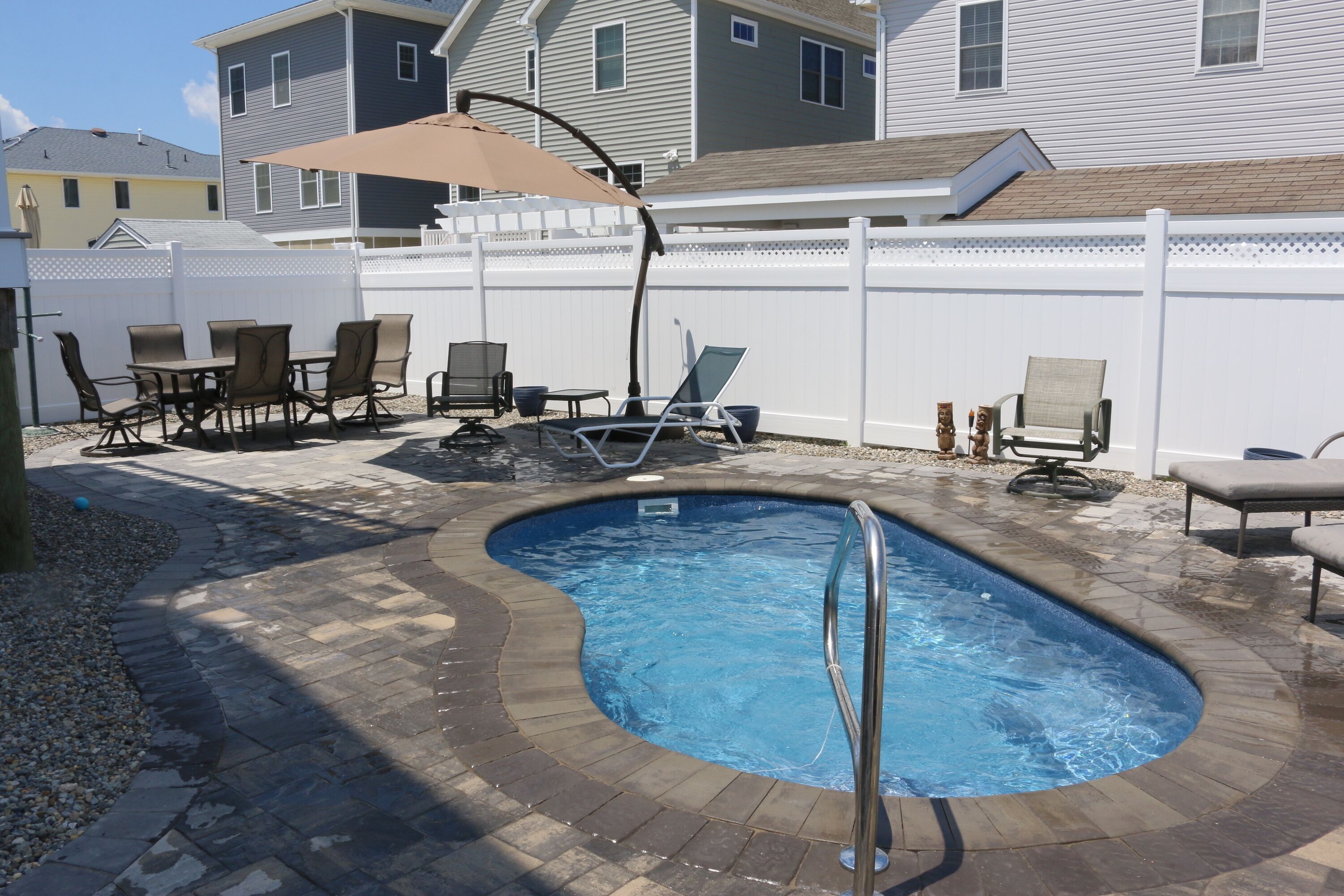 5 bedrooms- 2 masters- Beautiful pool