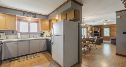 Log Cabin-Panoramic Lakeview, Pool Table, Kids Bunks, Rustic Hangout & Fire Pit!