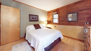 3 bedrooms, iron/ironing board, free WiFi, bed sheets - Log Cabin-Panoramic Lakeview, Pool Table, Kids Bunks, Rustic Hangout & Fire Pit! (Rogers)