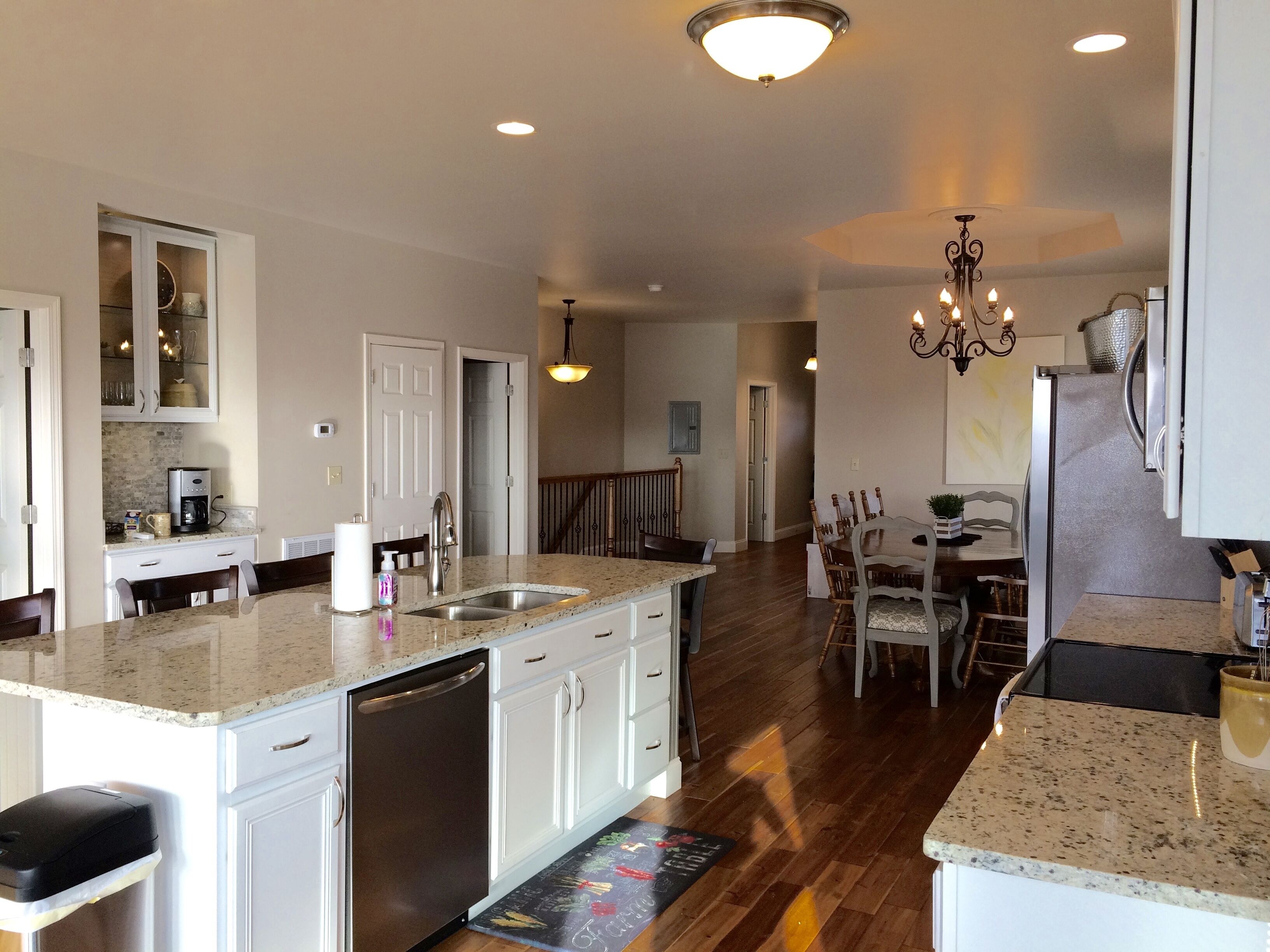 Newly renovated 7 bedrooms 5 1/2 baths - lakefront Smokey Mountain, Marina views