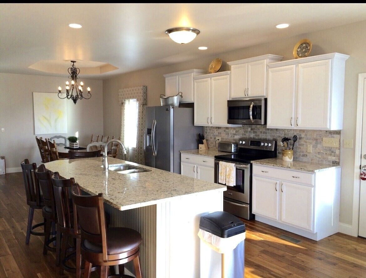 Newly renovated 7 bedrooms 5 1/2 baths - lakefront Smokey Mountain, Marina views