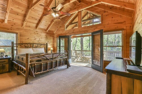 Deer River Retreat - River Front, Hot Tub, Dog Friendly/ Minimum Age Requirement