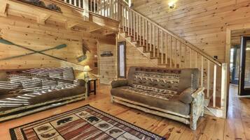 Télévision à écran plat, cheminée, lecteur de DVD