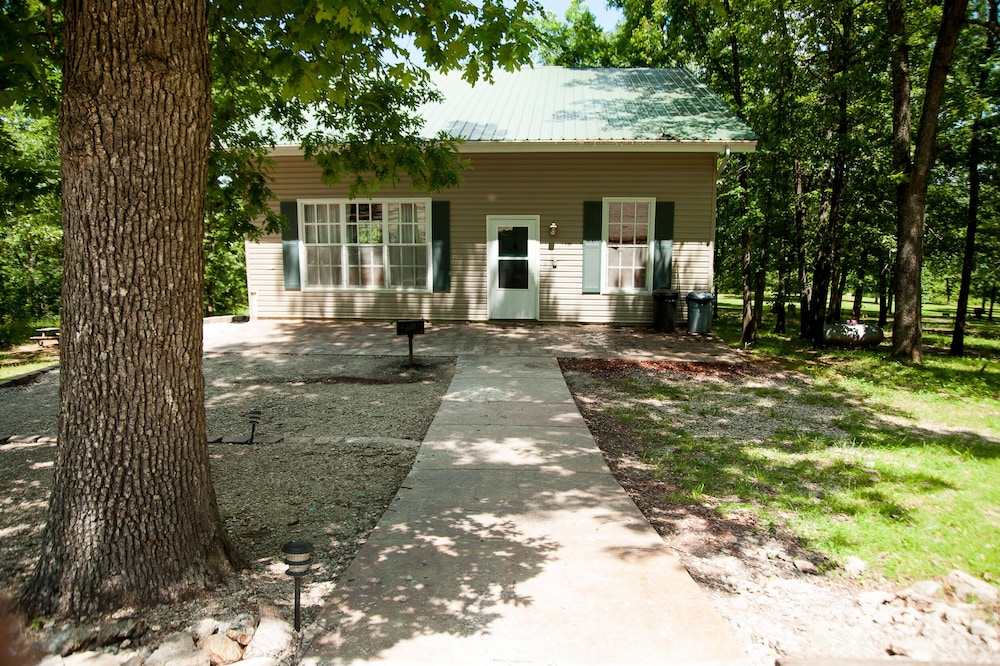 Spacious, Quiet, Convenient Cabin Close to the Niangua River