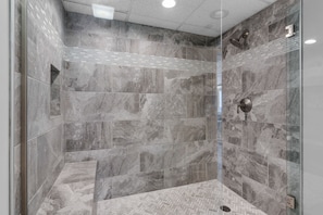 Combined shower/bathtub, towels - LONG BEACH 2 BEDROOM CONDO WITH 2 SEASONAL BEACH CHAIRS WITH UMBRELLA (Panama City Beach)