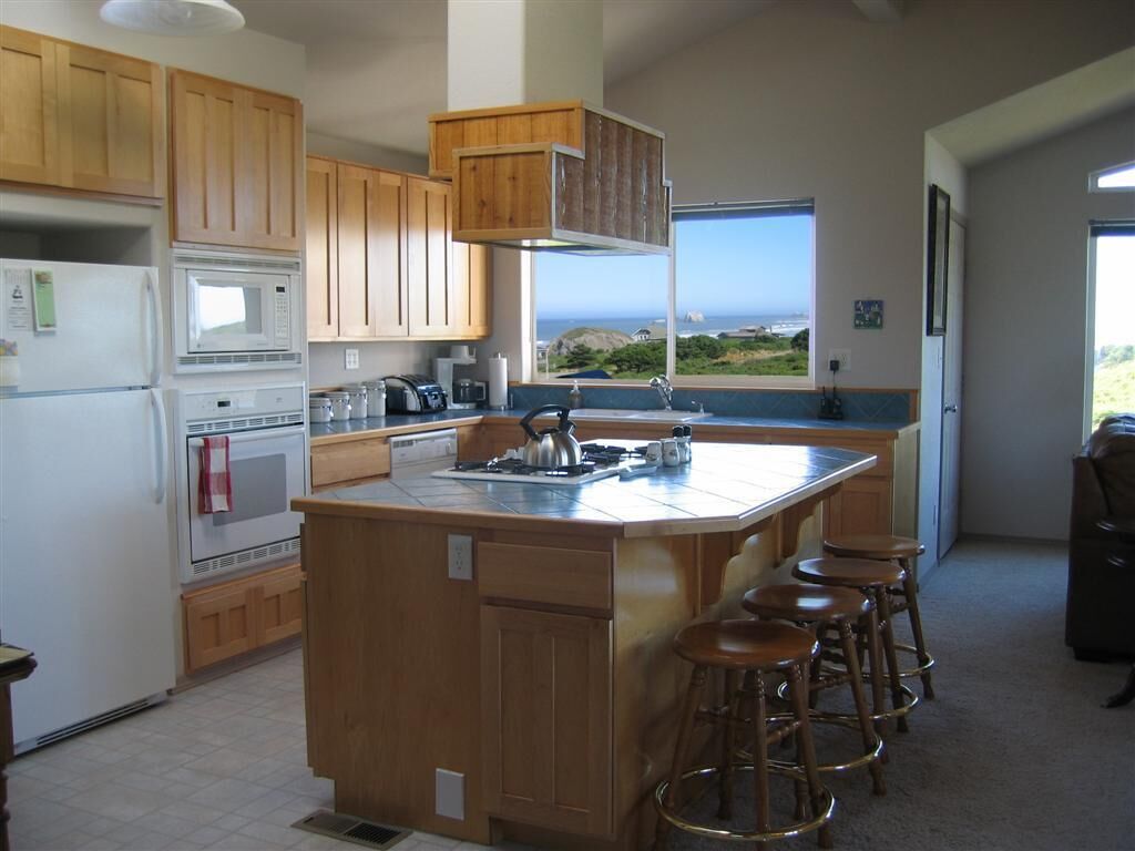 Luxury 2800 Sf Tri-Level with Sweeping Views