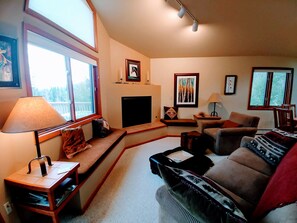 Smart TV, fireplace, DVD player, books - Beautiful Mountain views, 5 ski areas, Nat'l forest hiking, biking, lakes. (Silverthorn)