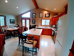 Fridge, microwave, oven, stovetop - Beautiful Mountain views, 5 ski areas, Nat'l forest hiking, biking, lakes. (Silverthorn)