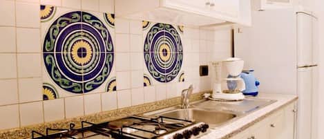 Réfrigérateur, four à micro-ondes, un four, surface de cuisson