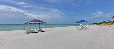 Aan het strand, parasols