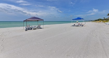 November und Dezember sparen, bald buchen! Fabulous Beach Front Property!