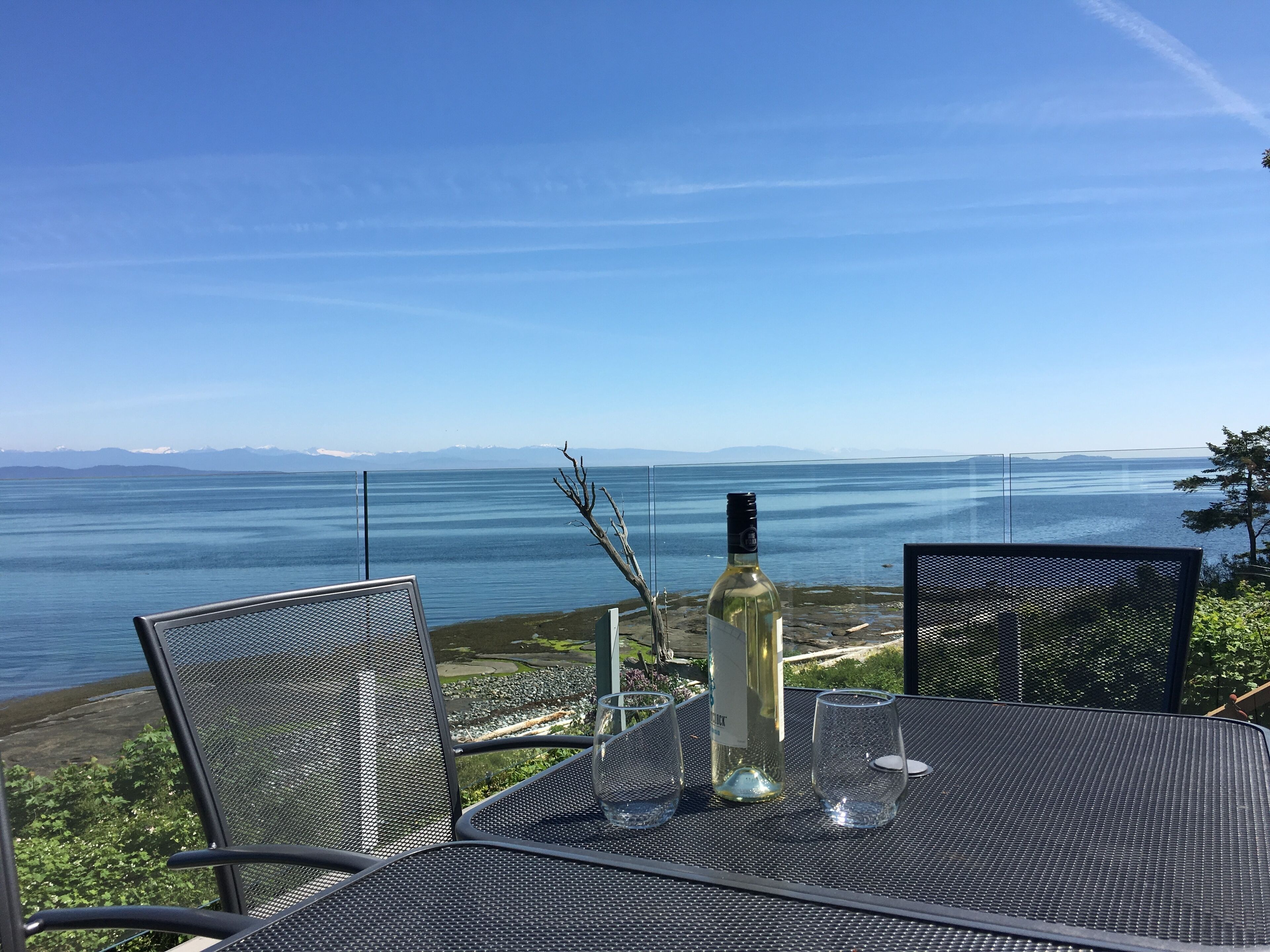 Walk-on Oceanfront "Harlequin House" Retreat in French Creek