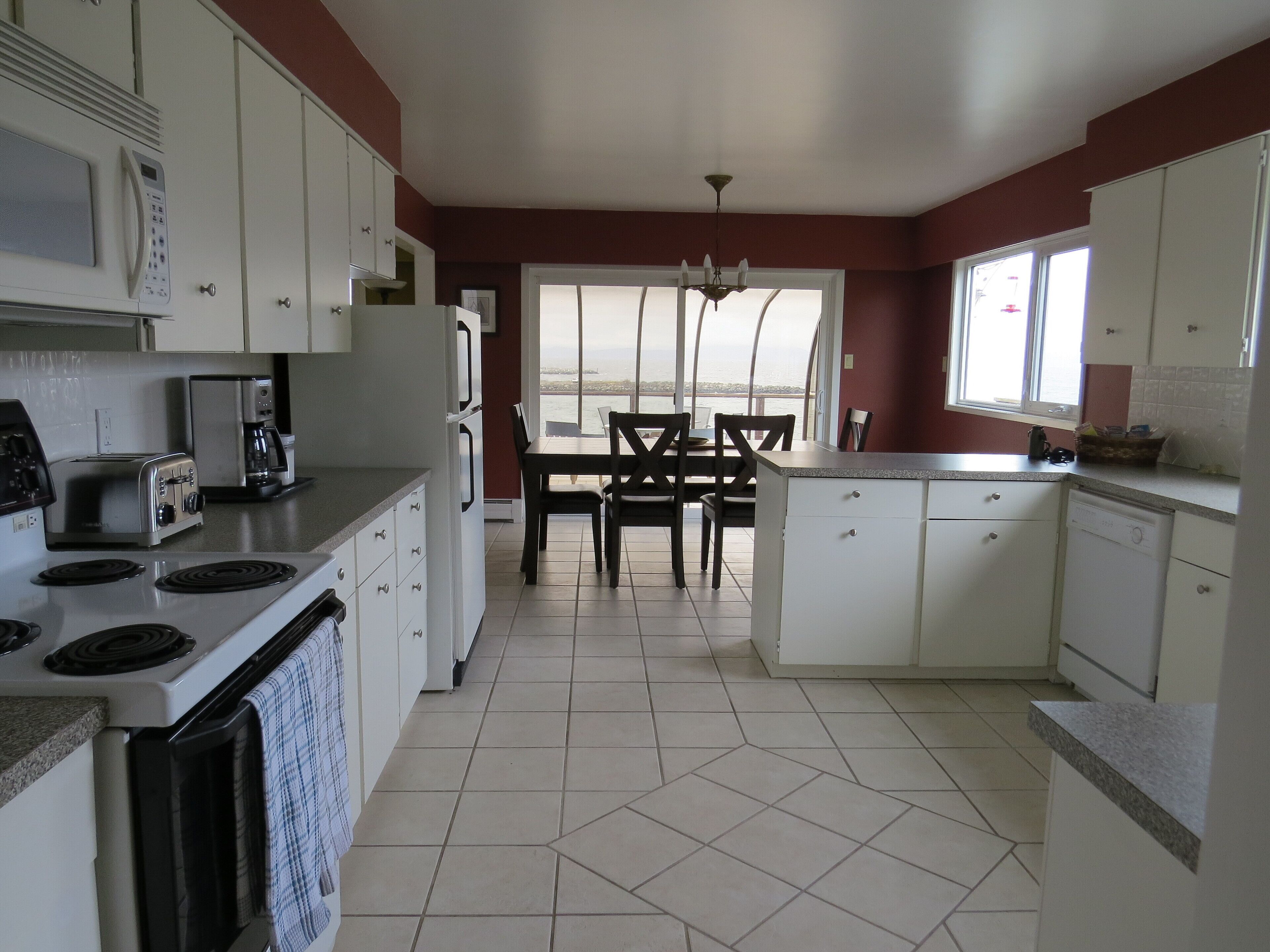 Walk-on Oceanfront "Harlequin House" Retreat in French Creek