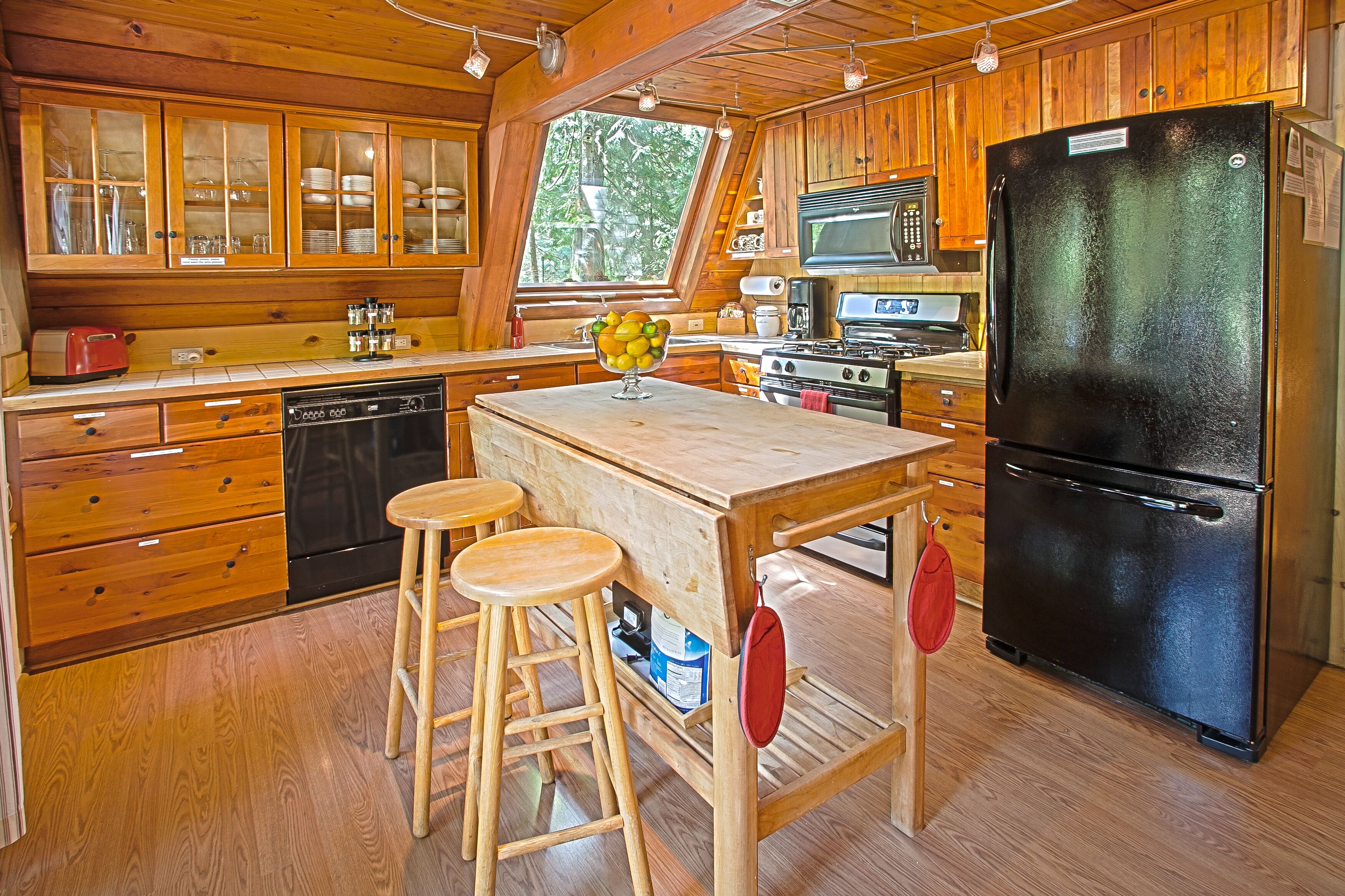 Dog friendly cabin at Mt. Rainier. Featuring WiFi, hot tub, fireplace & BBQ.