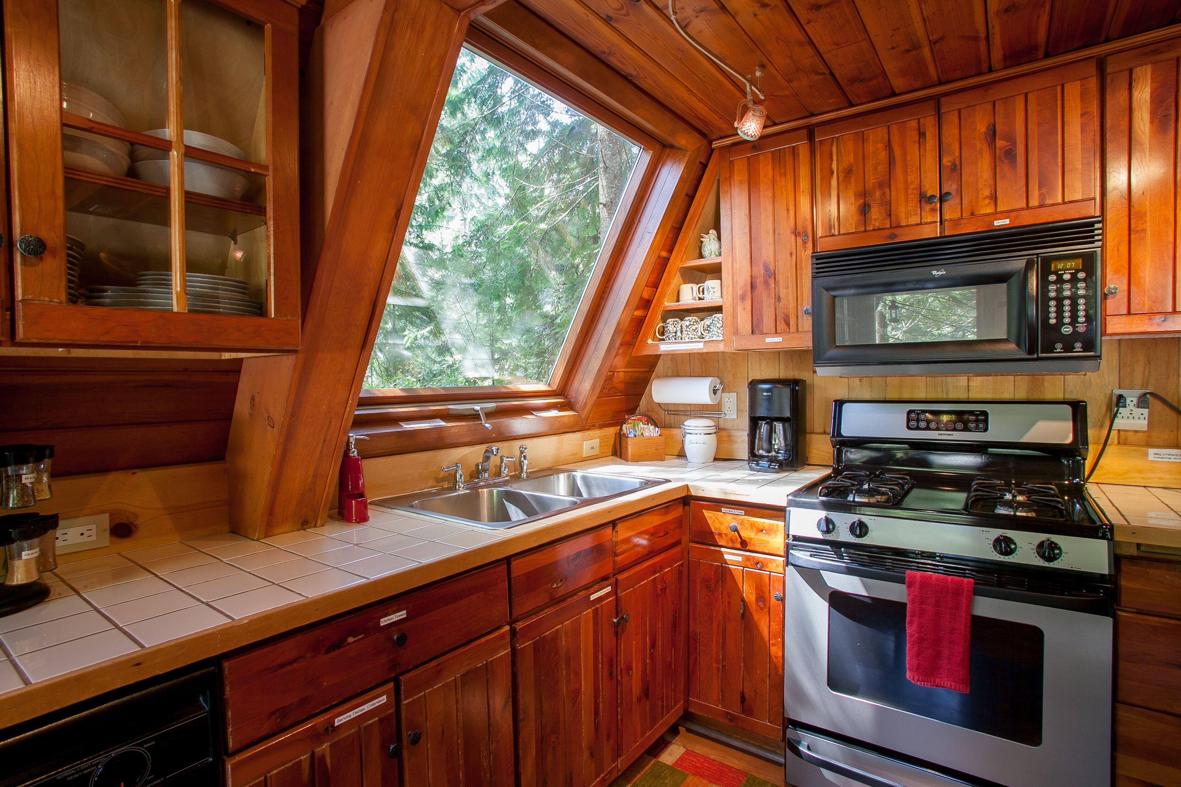 Dog friendly cabin at Mt. Rainier. Featuring WiFi, hot tub, fireplace & BBQ.