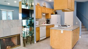 Una cocina moderna con armarios de madera, lavavajillas integrado y una isla central.