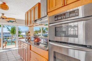 Ofen, Herdplatte, Wasserkocher mit Kaffee-/Teezubehör