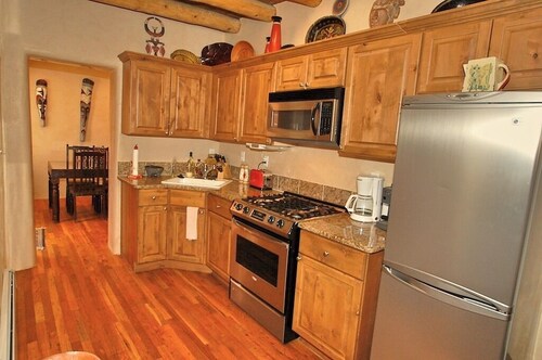 Tony's Place - 2 bdrm, 2 bath, pull out sofa