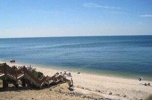 在海滩、沙滩椅、沙滩毛巾