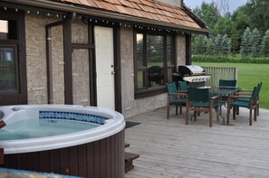 Outdoor dining - Family Friendly Country Lodge 15 Minutes Away from Waterton Lakes National Park (Mountain View)