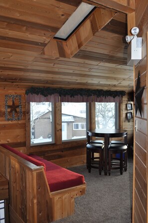 Interior - Family Friendly Country Lodge 15 Minutes Away from Waterton Lakes National Park (Mountain View)
