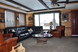 Fernseher, Kamin, DVD-Player, Tischtennisplatte