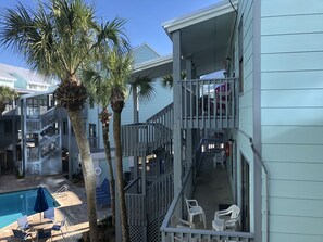 Outdoor dining - Ocean Reef 404, 3 BR/2 BA Townhouse on Beach with Ocean View (Gulf Shores)