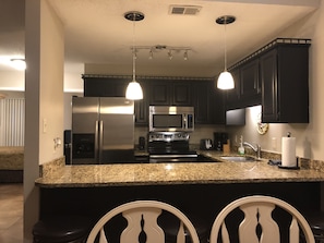 Kylskåp, mikrovågsugn, ugn och spishäll