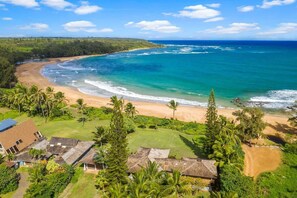 Ubicación a pie de playa, tumbonas y toallas de playa