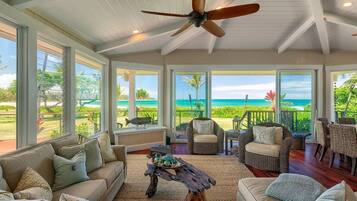 Älytelevisio, DVD-soitin, kirjoja, stereot