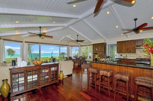 Luxe Beachfront Anahola with A/C