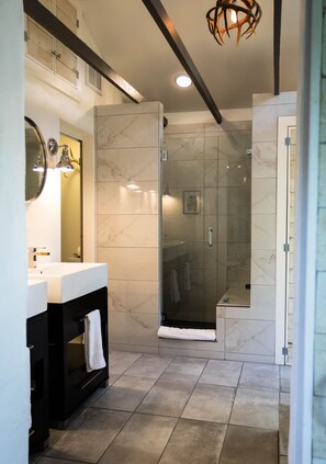 Bathtub, hair dryer, towels, soap - Chic Apartment-Style Suite, Steps From Main, Luxury Finishings, Outdoor Shower (Fredericksburg)