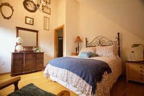 1 bedroom, iron/ironing board, WiFi, bed sheets - Runaway Rooster B&B - The Coop (Prince Edward)