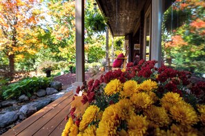 Property grounds - Runaway Rooster B&B - The Coop (Prince Edward)