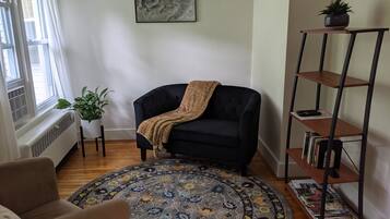 Télévision, lecteur de DVD, livres