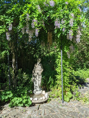 Apt. retreat near lake and 215' waterfall, peaceful, lovely gardens. 