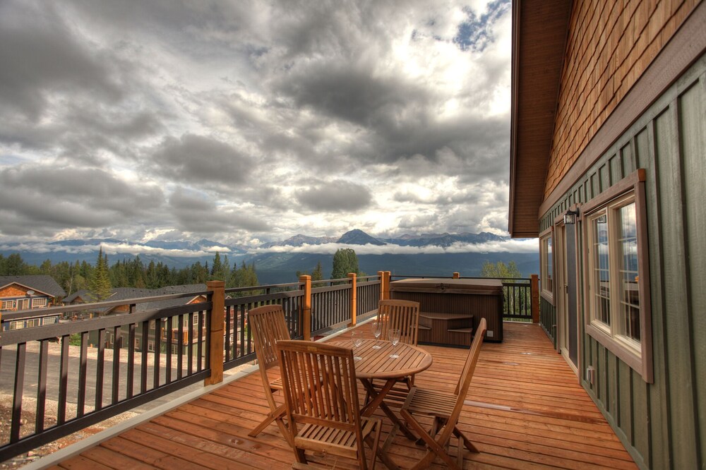 Ski to the door in this gorgeous top floor townhome