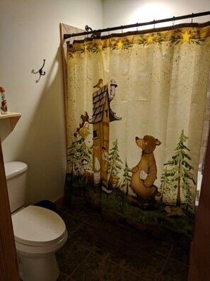 Duschwanne, Haartrockner, Handtücher, Toilettenpapier