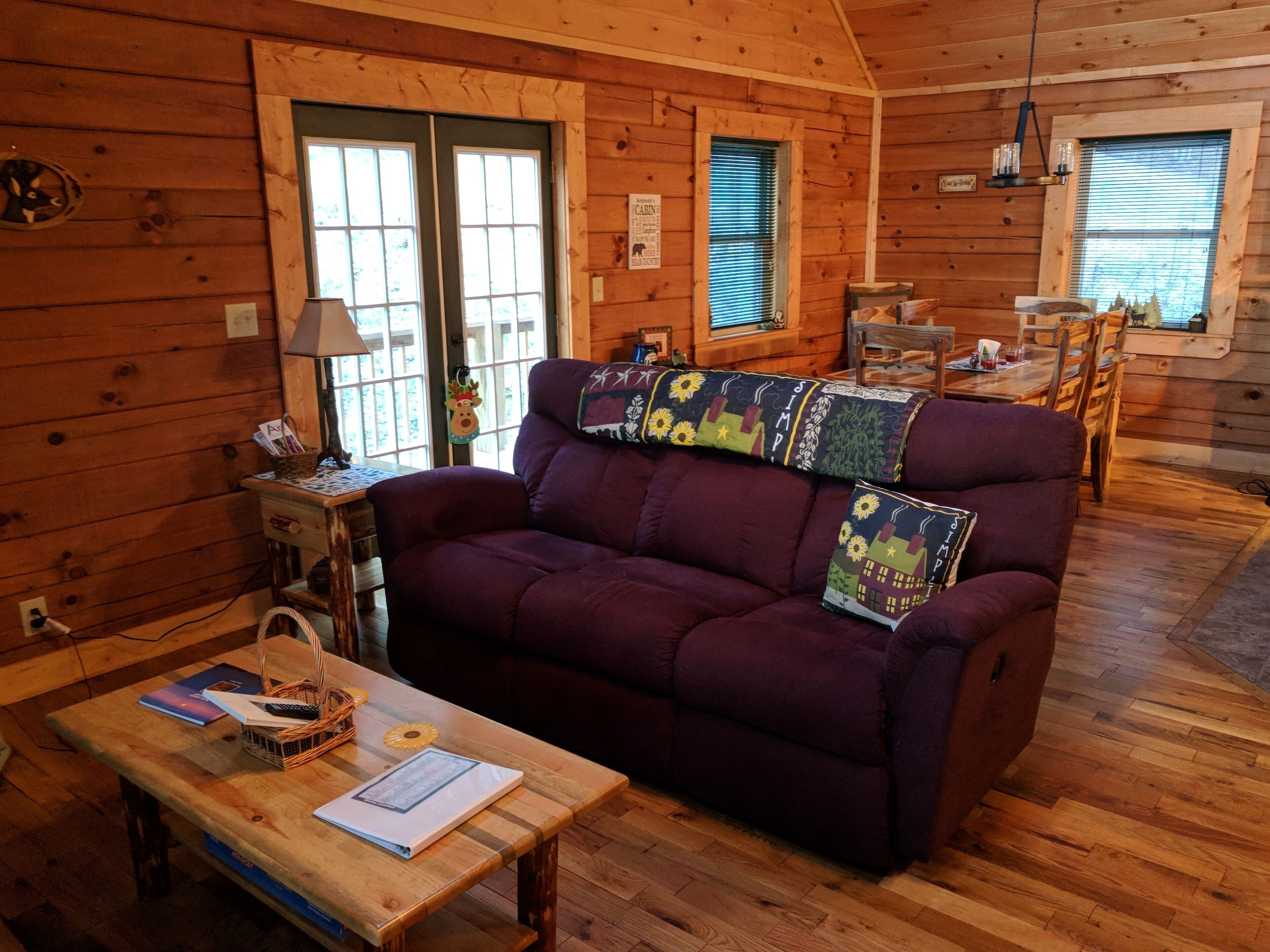 智能電視、壁爐、書籍