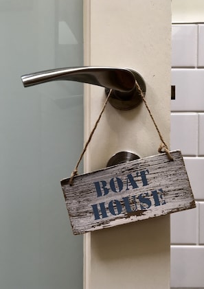 1 bedroom, Egyptian cotton sheets, desk, iron/ironing board - Brighton Oasis of Calm seconds from the seafront and beach with an EnSuite Room (Hove, Brighton)