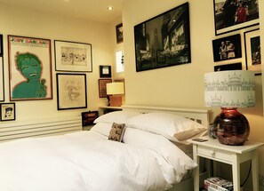 1 bedroom, Egyptian cotton sheets, desk, iron/ironing board - Brighton Oasis of Calm seconds from the seafront and beach with an EnSuite Room (Hove, Brighton)