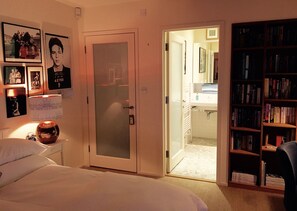 1 bedroom, Egyptian cotton sheets, desk, iron/ironing board - Brighton Oasis of Calm seconds from the seafront and beach with an EnSuite Room (Hove, Brighton)