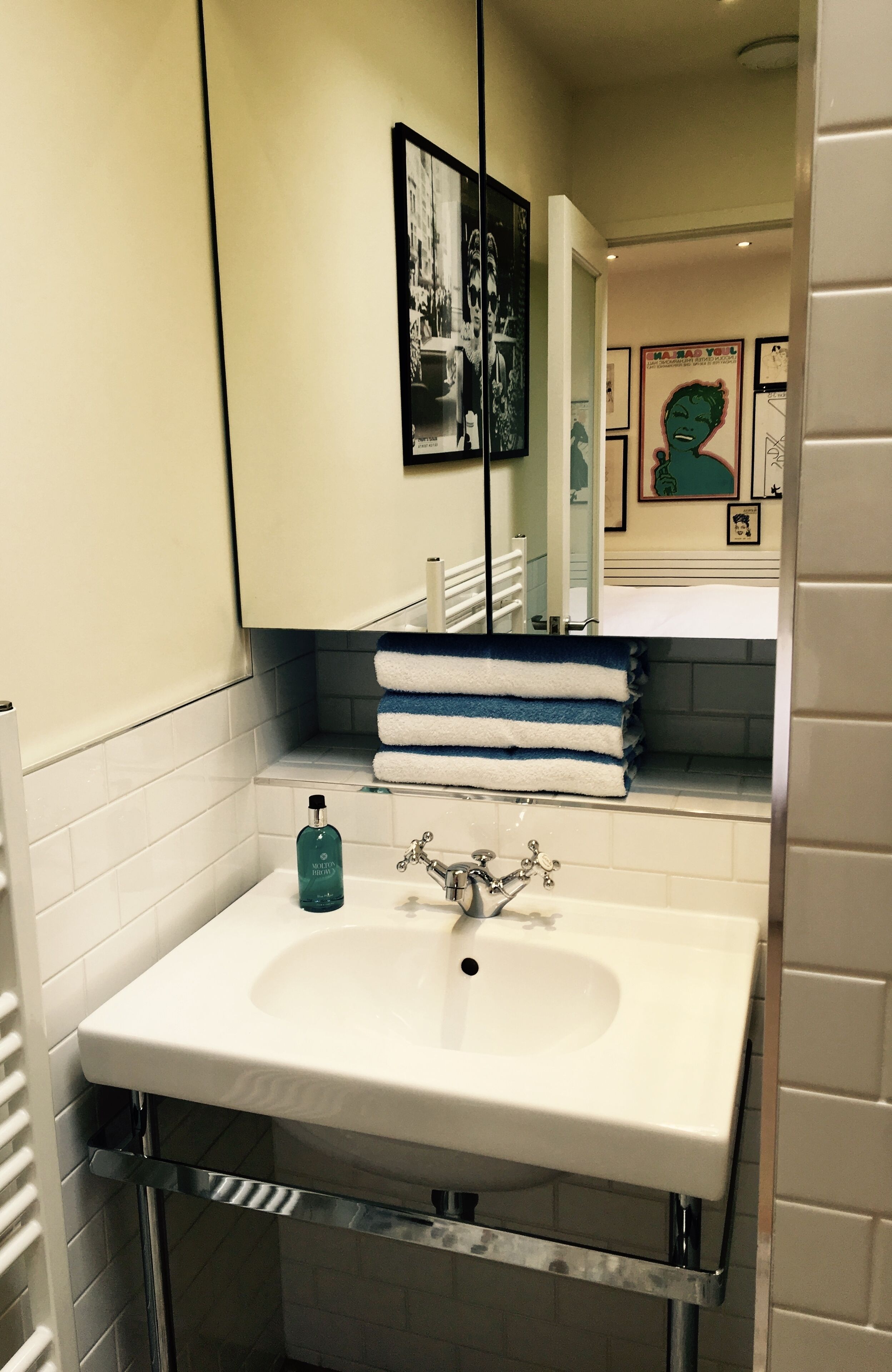 Dusj, hårføner, håndklær og såpe