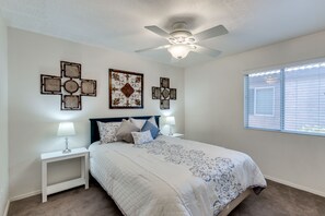 3 室のベッドルーム、アイロン / アイロン台、旅行用ベビーベッド、WiFi (無料)