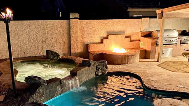 A pool with hot tubs and a fire feature, surrounded by stone walls and a barbecue area. - Old Town Scottsdale oasis with resort style back yard!!! (Scottsdale)